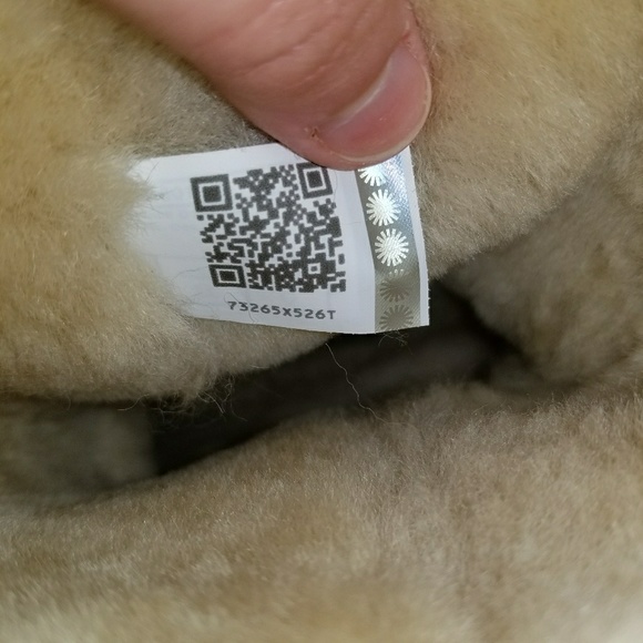 UGG Classic II Short Boot - Picture 7 of 8